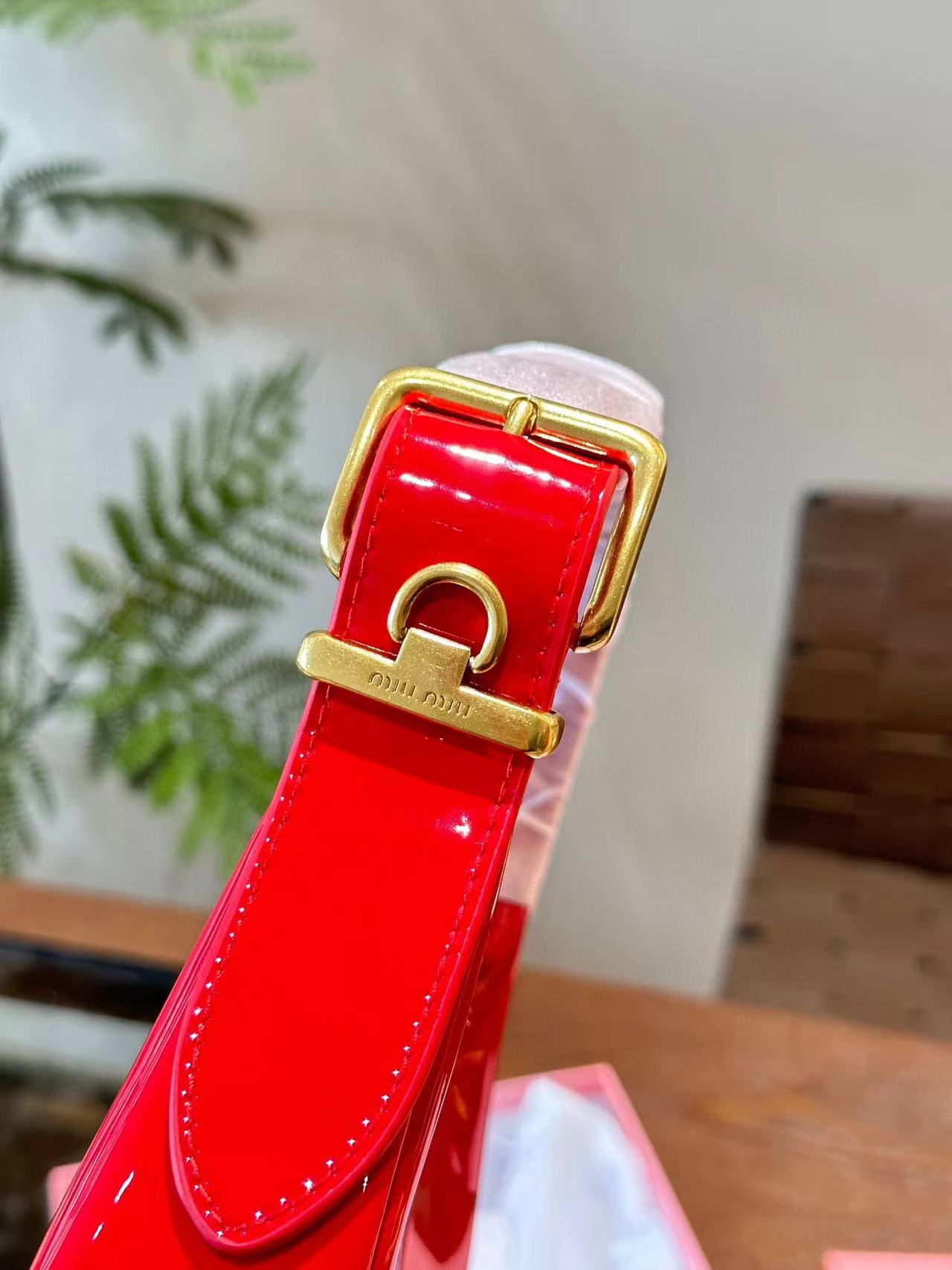 M1UM1U パテントレザー ハンドバッグ 【50％割引+送料無料】