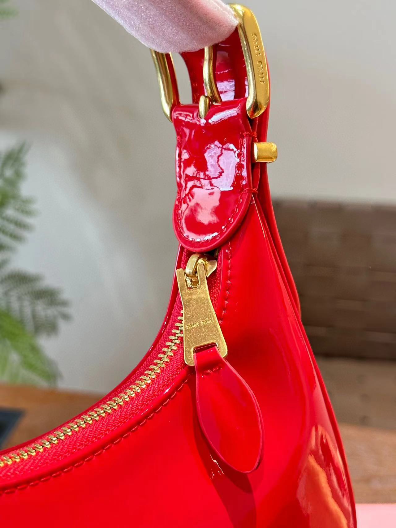 M1UM1U パテントレザー ハンドバッグ 【50％割引+送料無料】