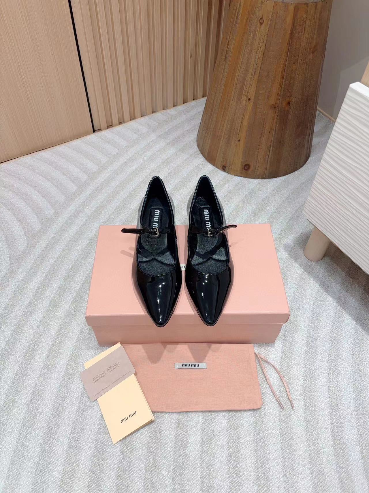 M1UM1U高品質ポインテッドトゥシンプルフラットシューズ【50％割引+送料無料】