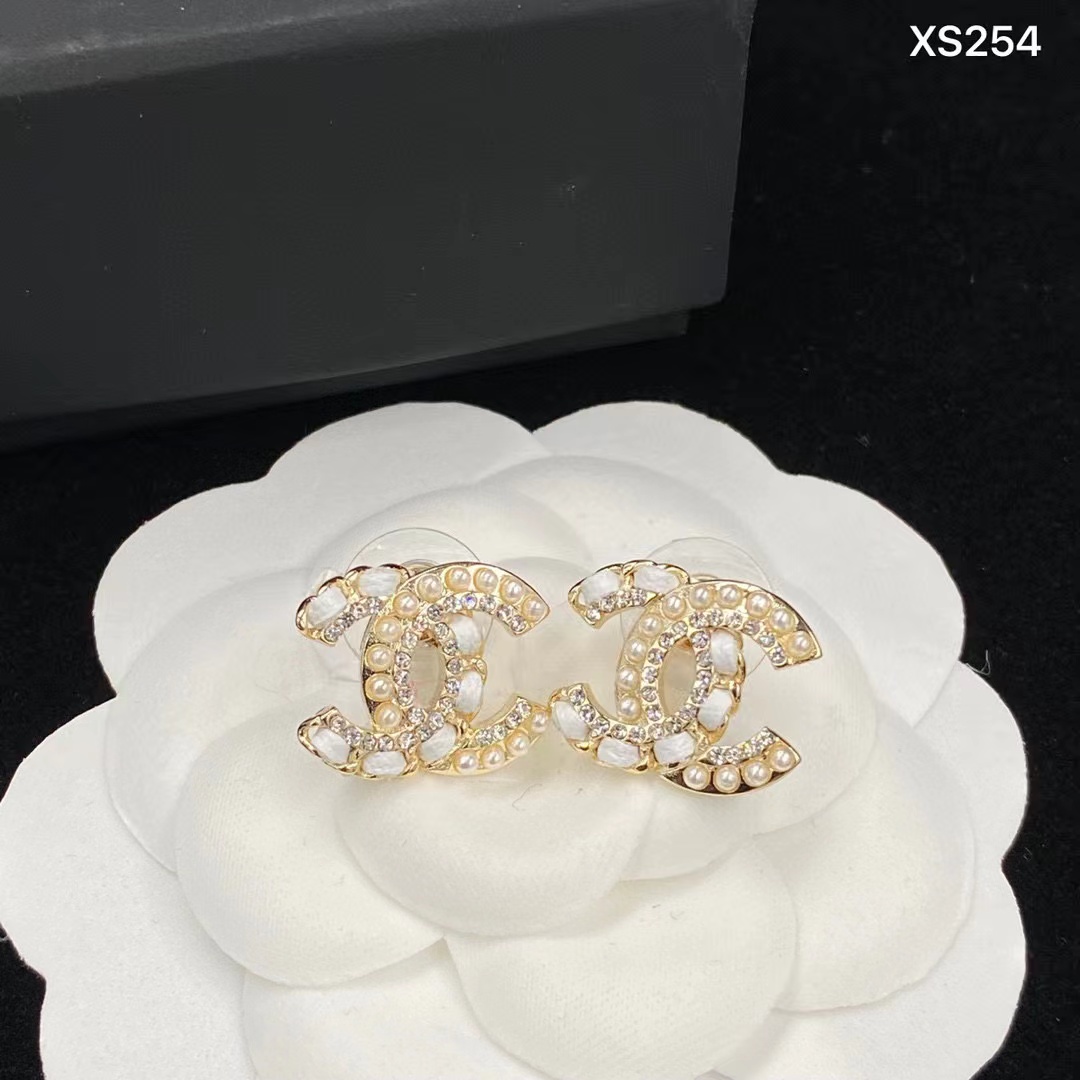 CHANE1 パールレザー ダブルC スタッドピアス【50％割引+送料無料】