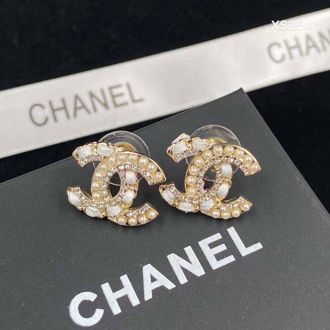 CHANE1 パールレザー ダブルC スタッドピアス【50%割引+送料無料】