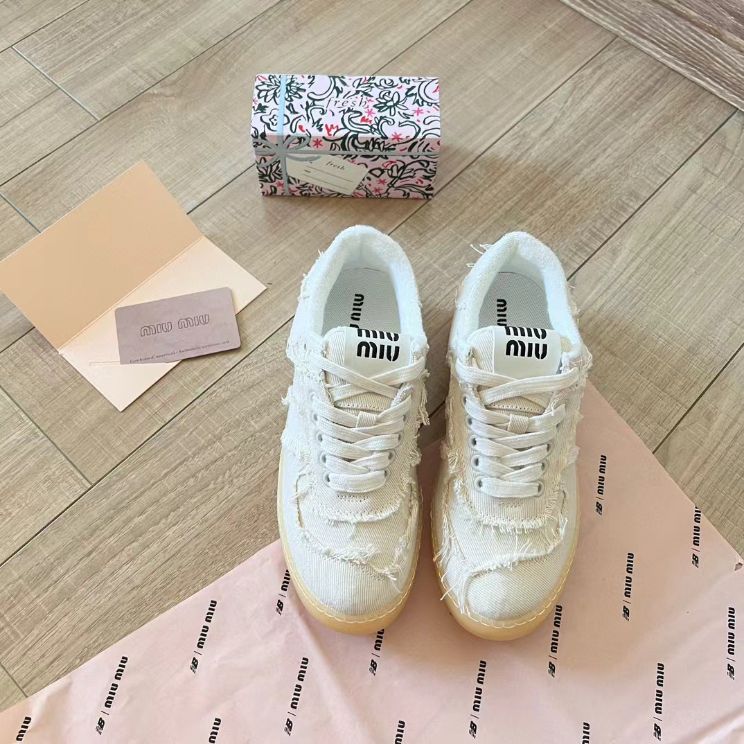 M1UM1U 履き古したカジュアルシューズ【50％割引+送料無料】