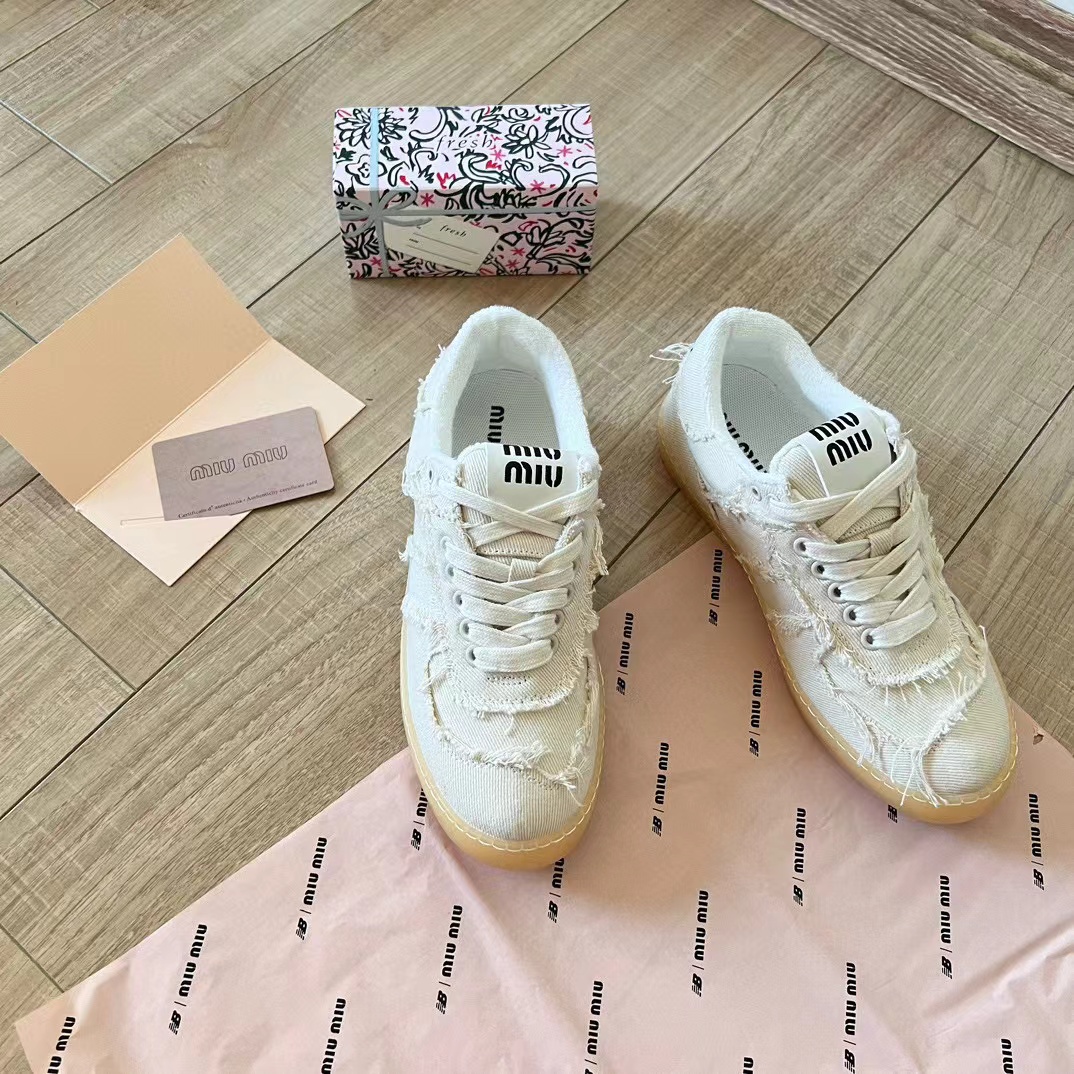 M1UM1U 履き古したカジュアルシューズ【50％割引+送料無料】