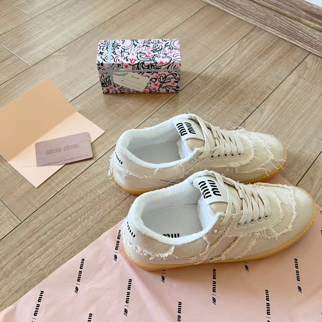 M1UM1U 履き古したカジュアルシューズ【50％割引+送料無料】