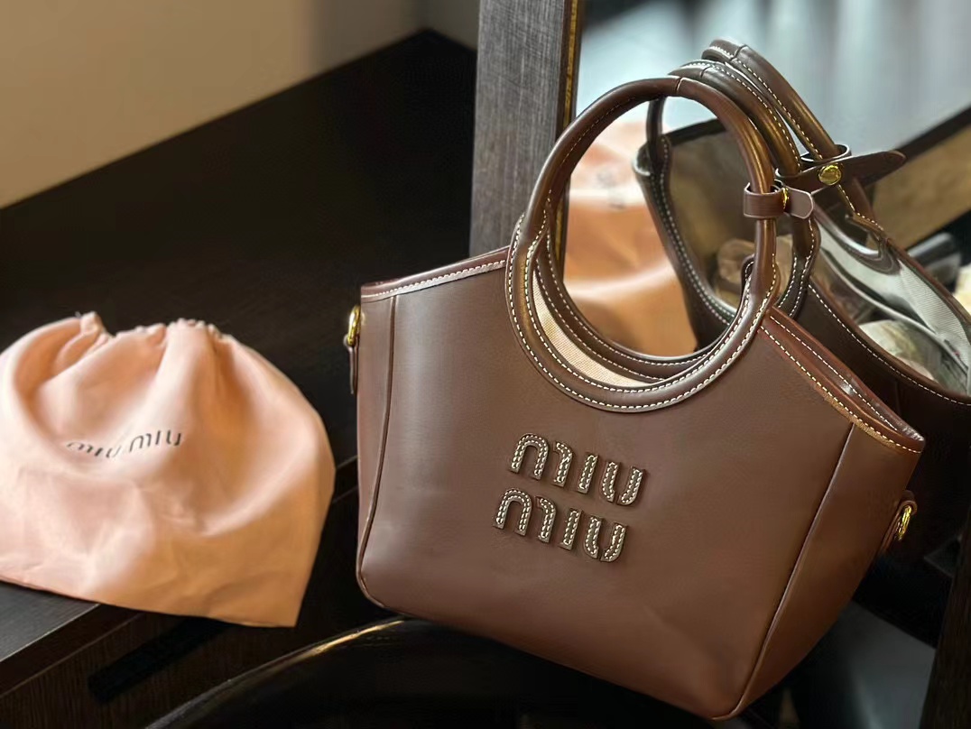 M1UM1U ブラウン シンプル ハンドバッグ【50％割引+送料無料】