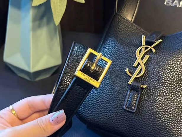 YSL 脇下バケットバッグ【50％割引+送料無料】