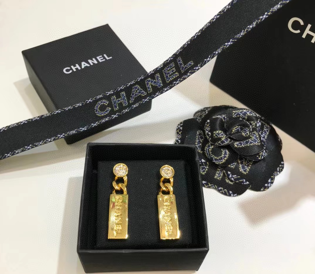 CHANE1 ダイヤモンド チェーン レター スタッド ピアス【50％割引+送料無料】