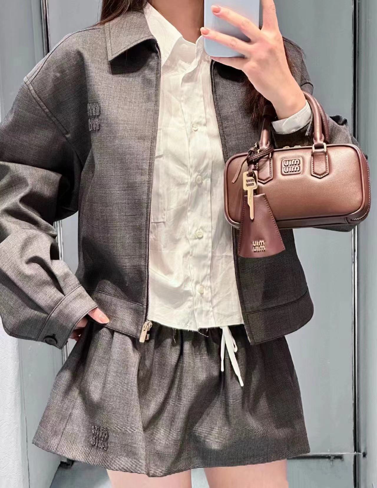 M1UM1U ブラウン ボウリング ハンドバッグ【50％割引+送料無料】