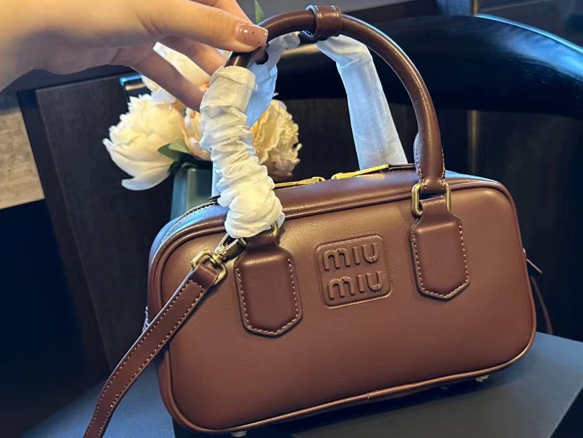 M1UM1U ブラウン ボウリング ハンドバッグ【50％割引+送料無料】