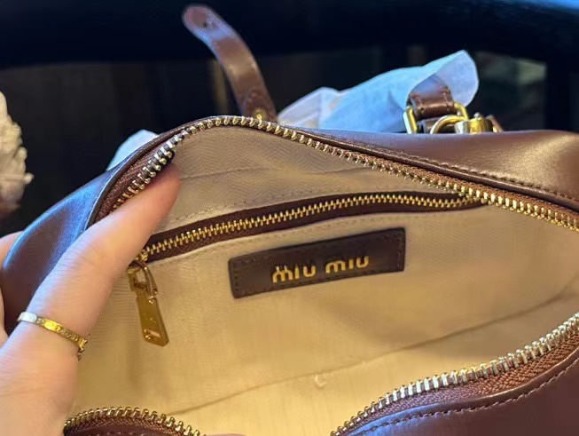 M1UM1U ブラウン ボウリング ハンドバッグ【50％割引+送料無料】