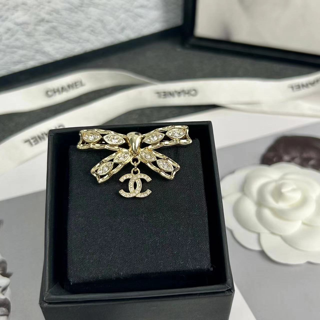 CHANE1 ボウダブルC ダイヤモンドブローチ【50％割引+送料無料】