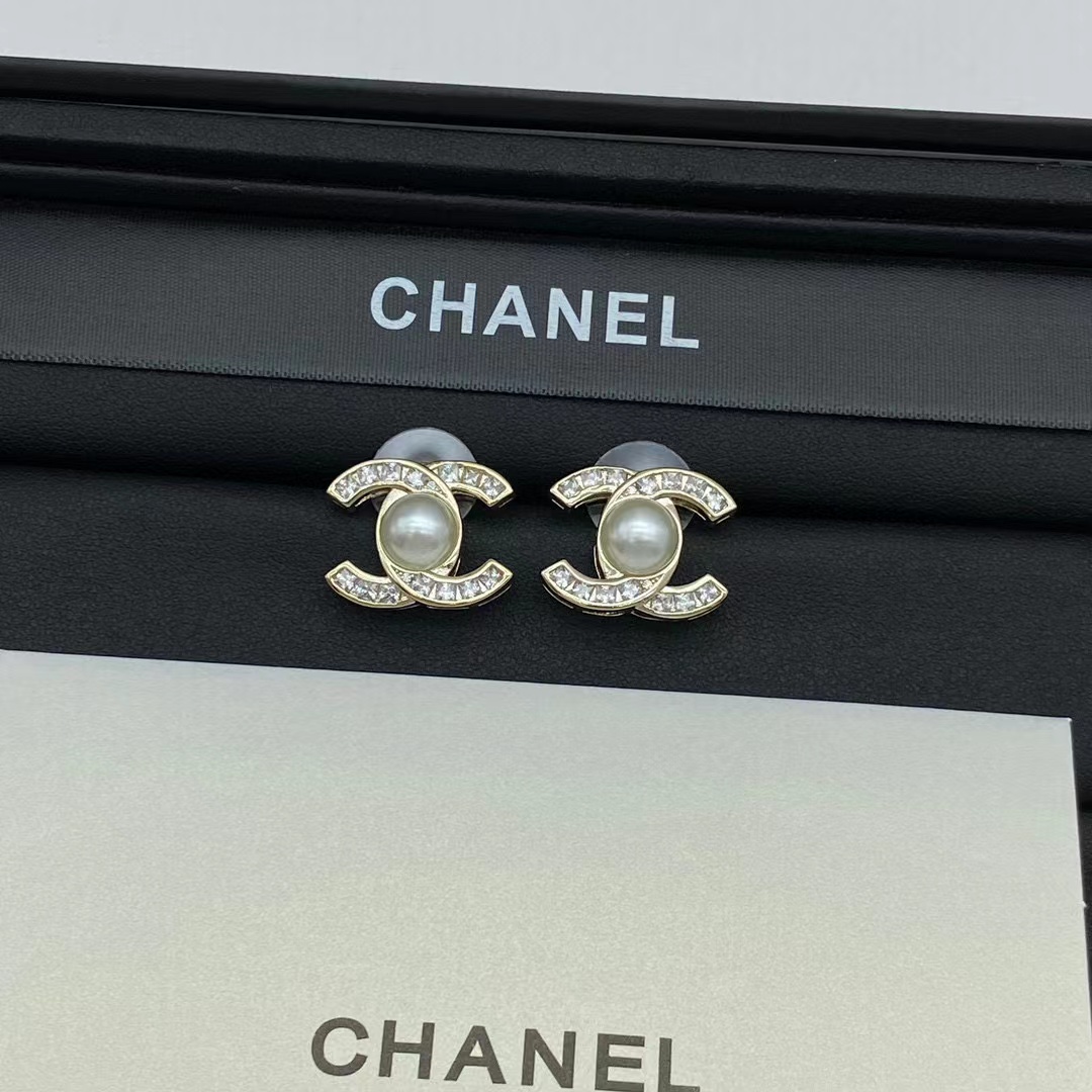 CHANE1 ダブル C パールとダイヤモンドのスタッド ピアス【50％割引+送料無料】