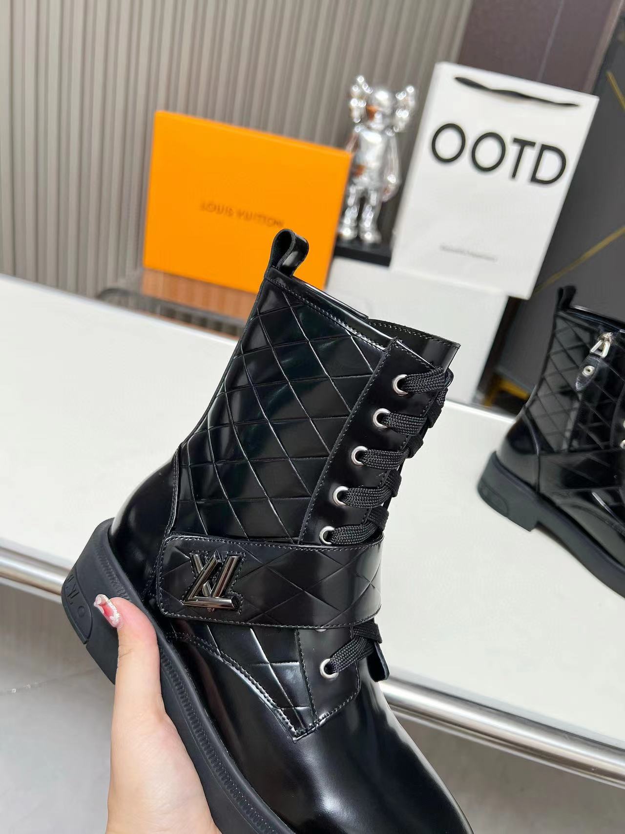 LV 高品质レースアップブーツ【50％割引+送料無料】