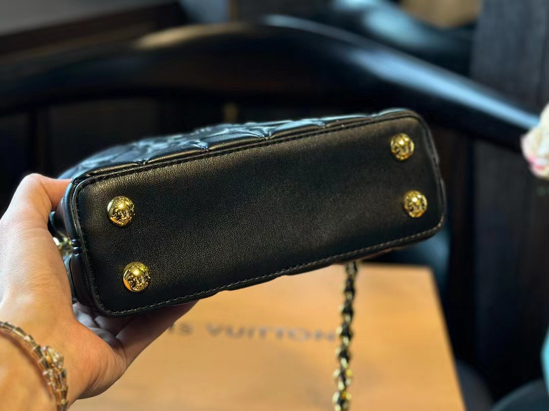 LV capucines 刺繍入りハンドバッグ【50％割引+送料無料】