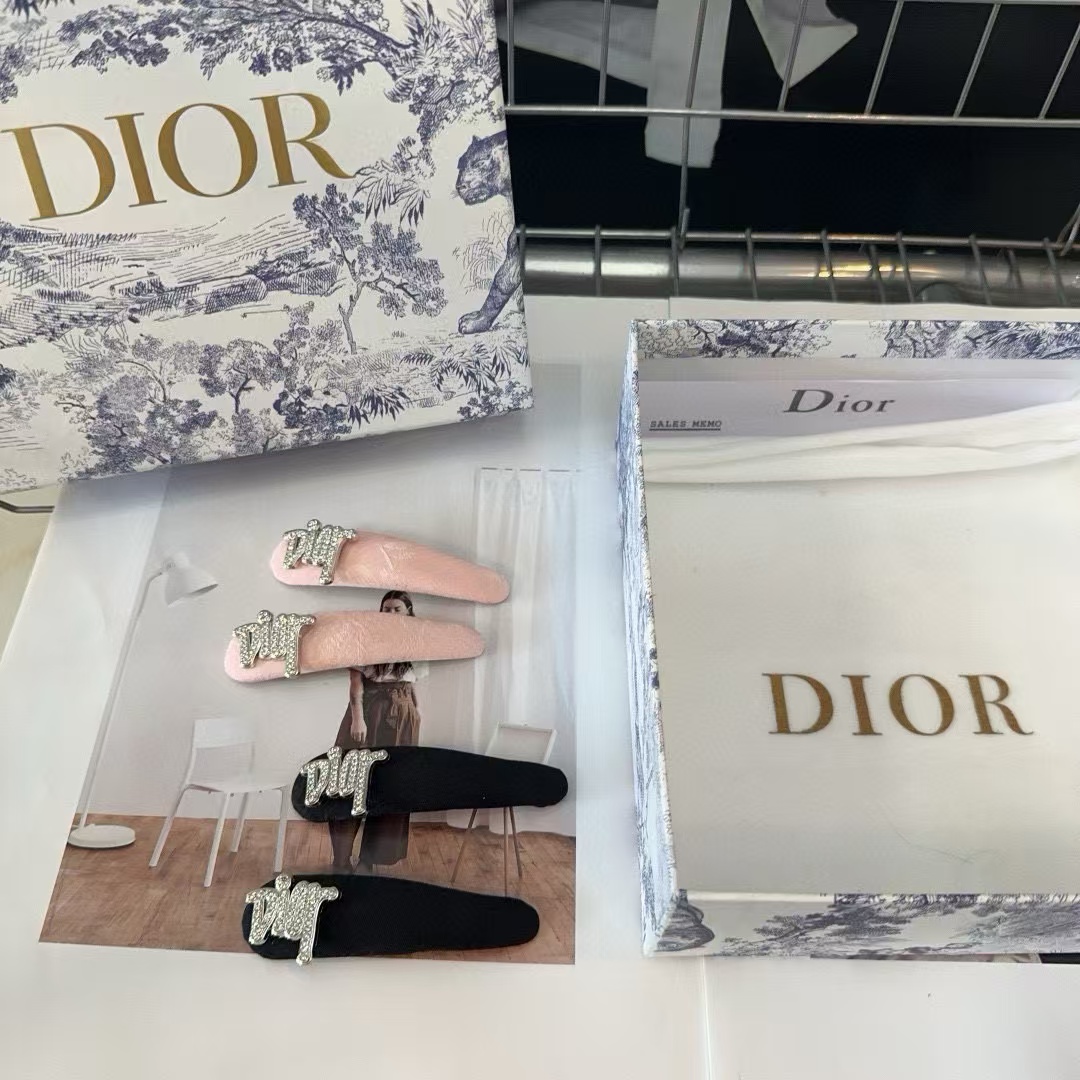 DI0R ダイヤモンドレター ヘアクリップ ペア【 50％割引+送料無料】