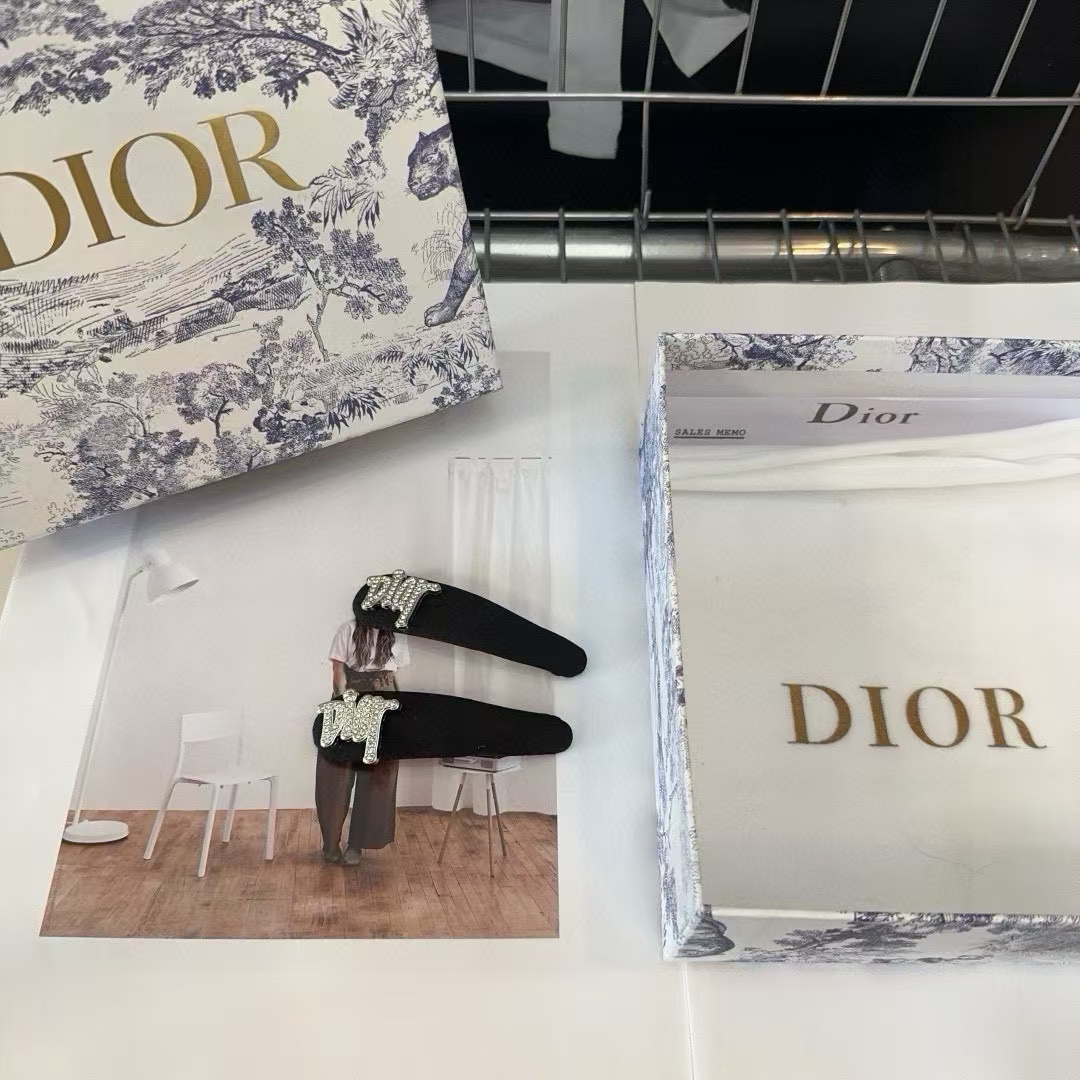 DI0R ダイヤモンドレター ヘアクリップ ペア【 50％割引+送料無料】
