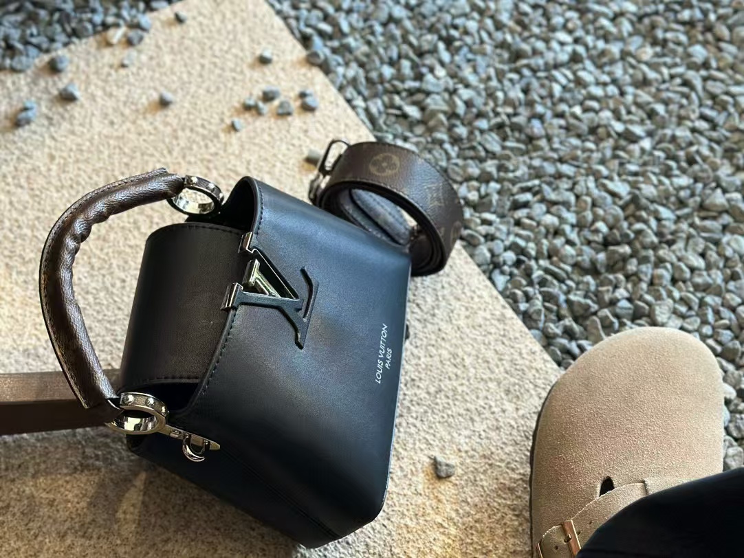 LV Capucinesブラックレザーハンドバッグ【50％割引+送料無料】