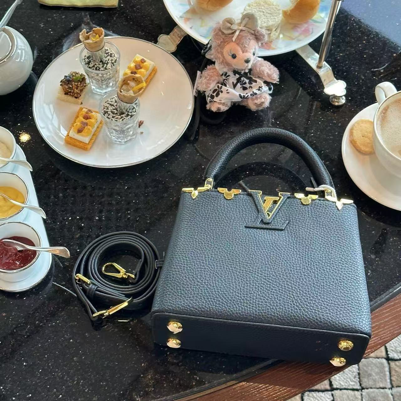 LV Capucines牛革ハンドバッグ【 50％割引+送料無料】