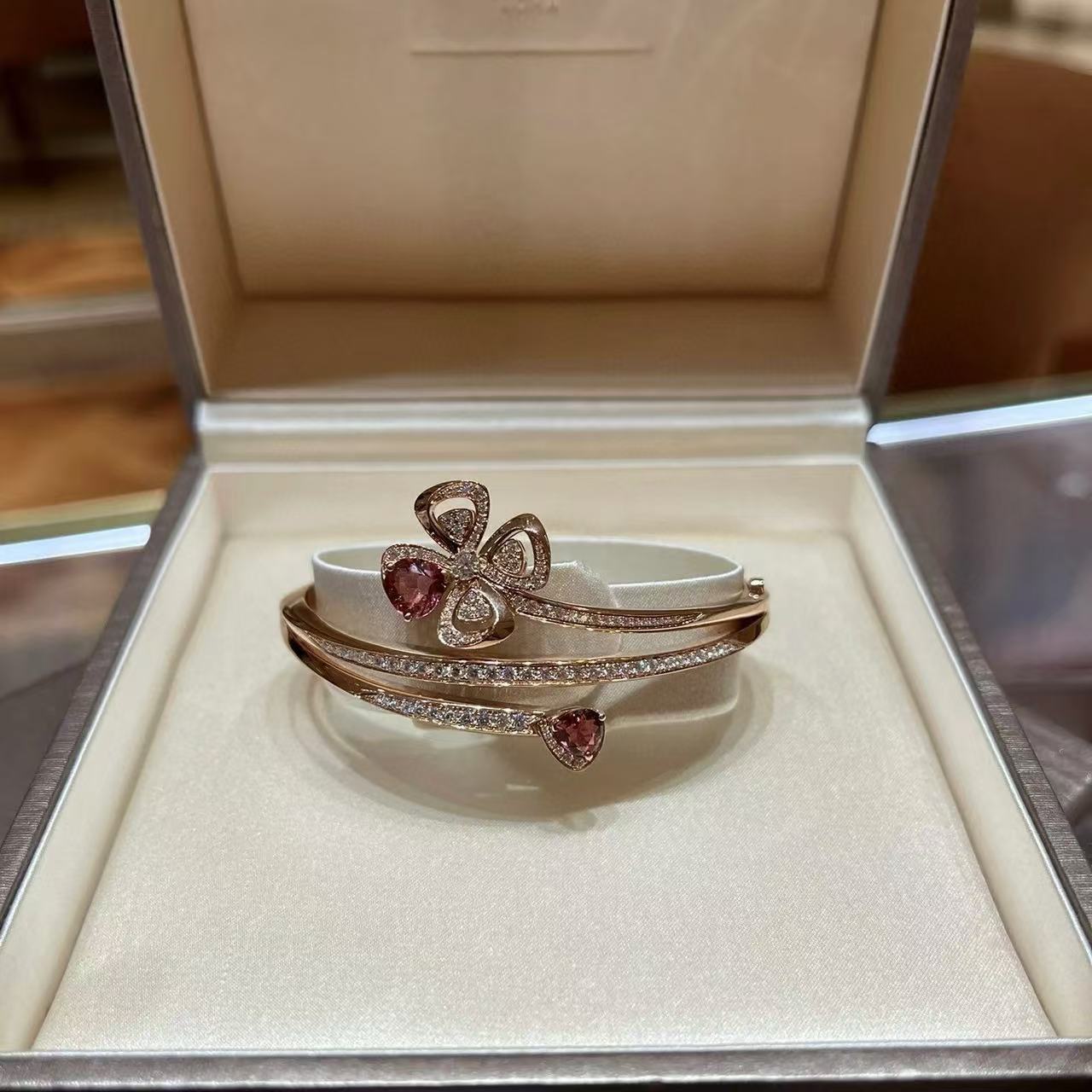 BVLGAR1ルビー 四つ葉のクローバー ブレスレット【50％割引+送料無料】