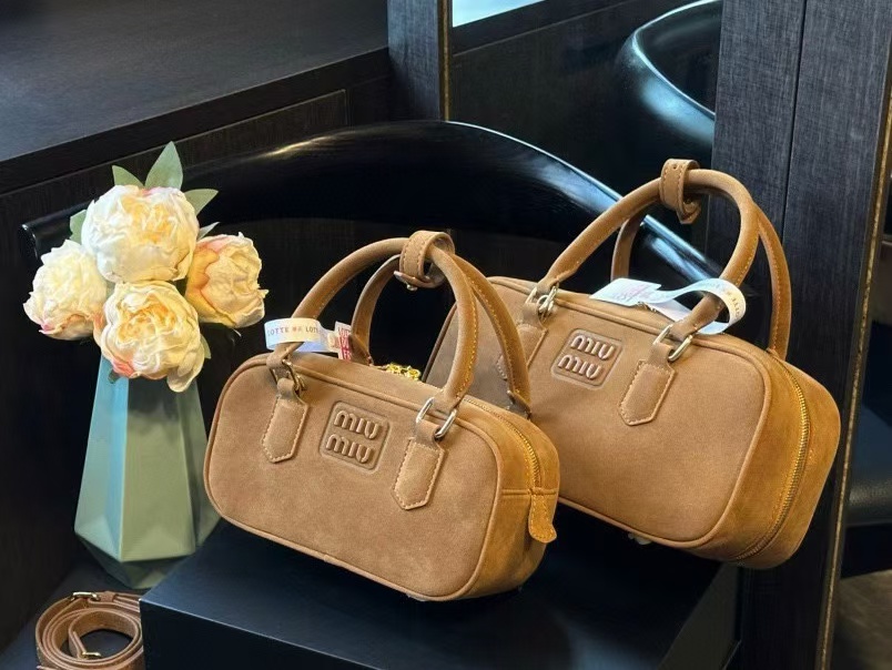 M1UM1U シンプルボウリングハンドバッグ【 50％割引+送料無料】