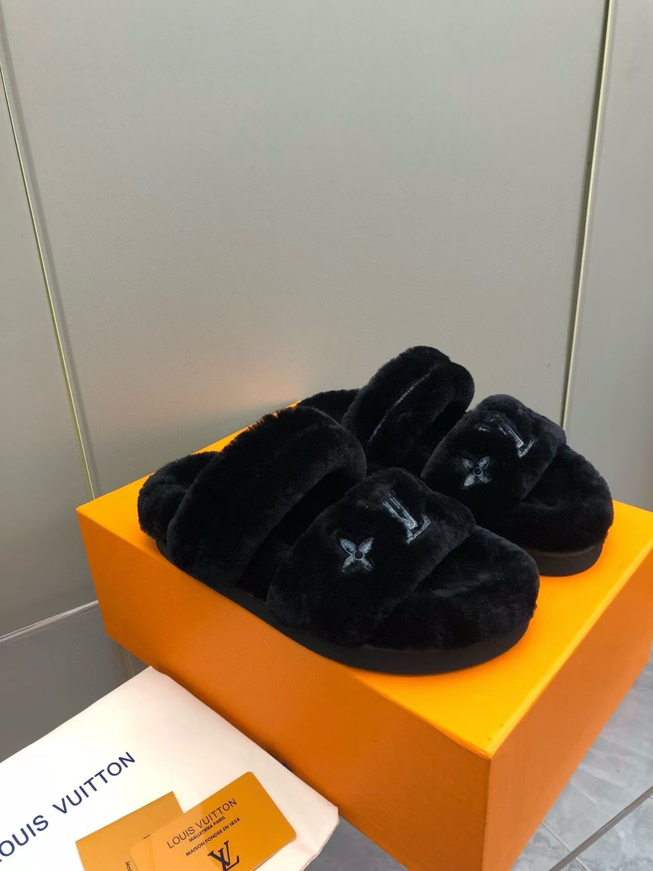 LV 高品質四つ葉のクローバーぬいぐるみスリッパ【50％割引+送料無料】