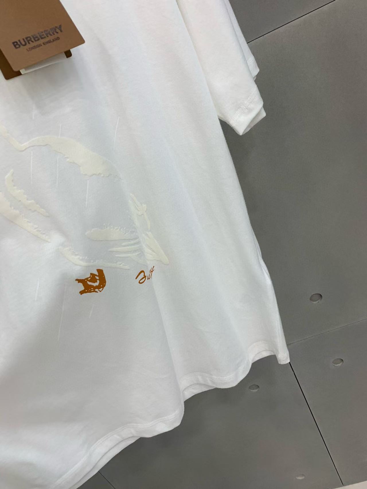 BUR8ERRY ペンギンレター柄立体プリントTシャツ【50％割引+送料無料】