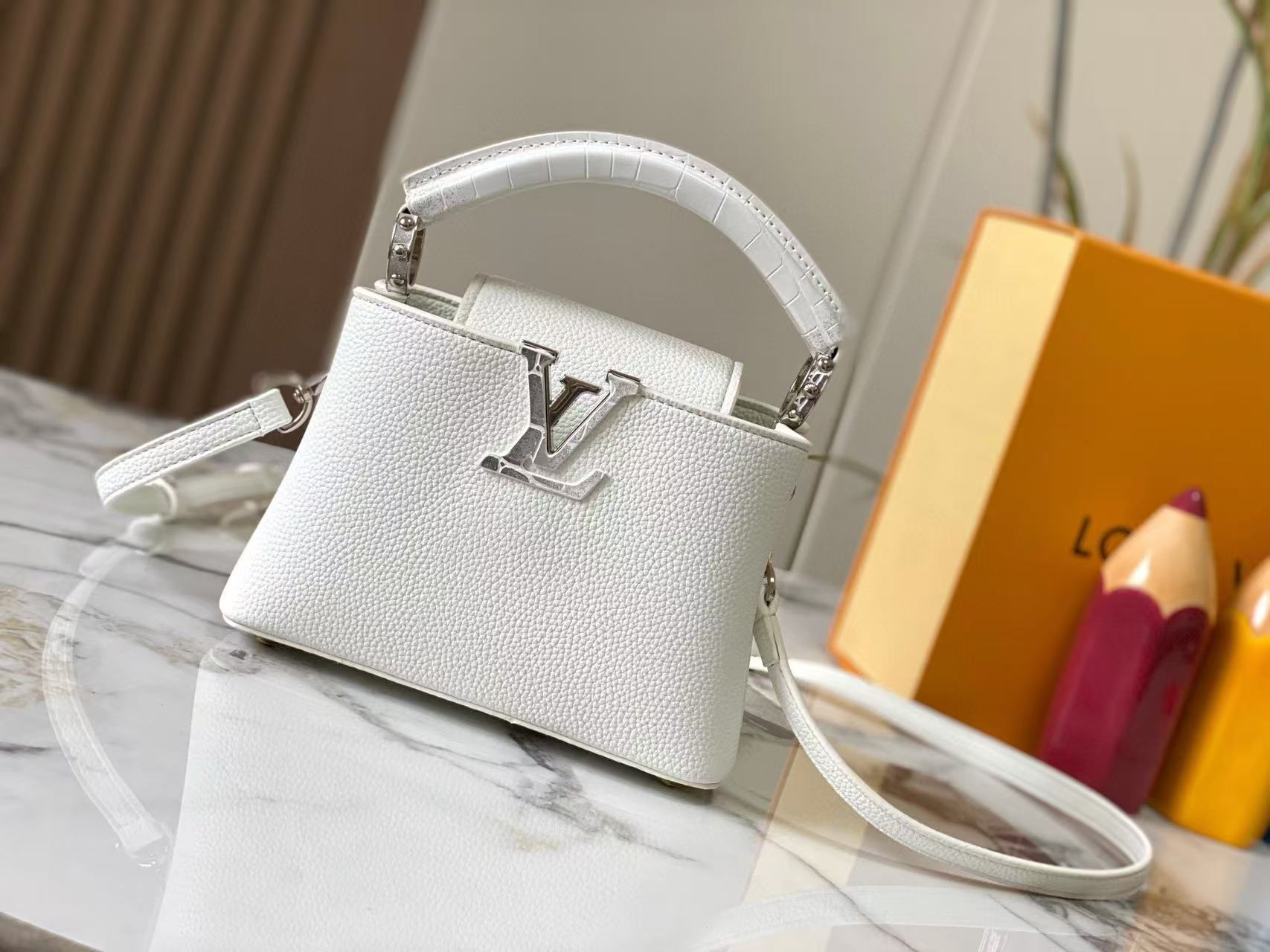 LV Capucinesハンドバッグ 【50％割引+送料無料】