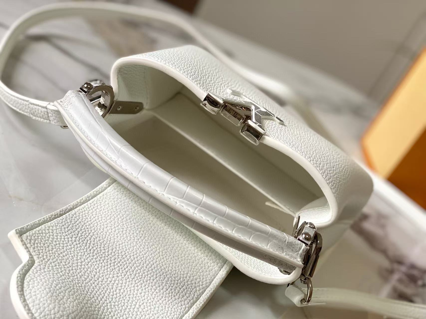 LV Capucinesハンドバッグ 【50％割引+送料無料】