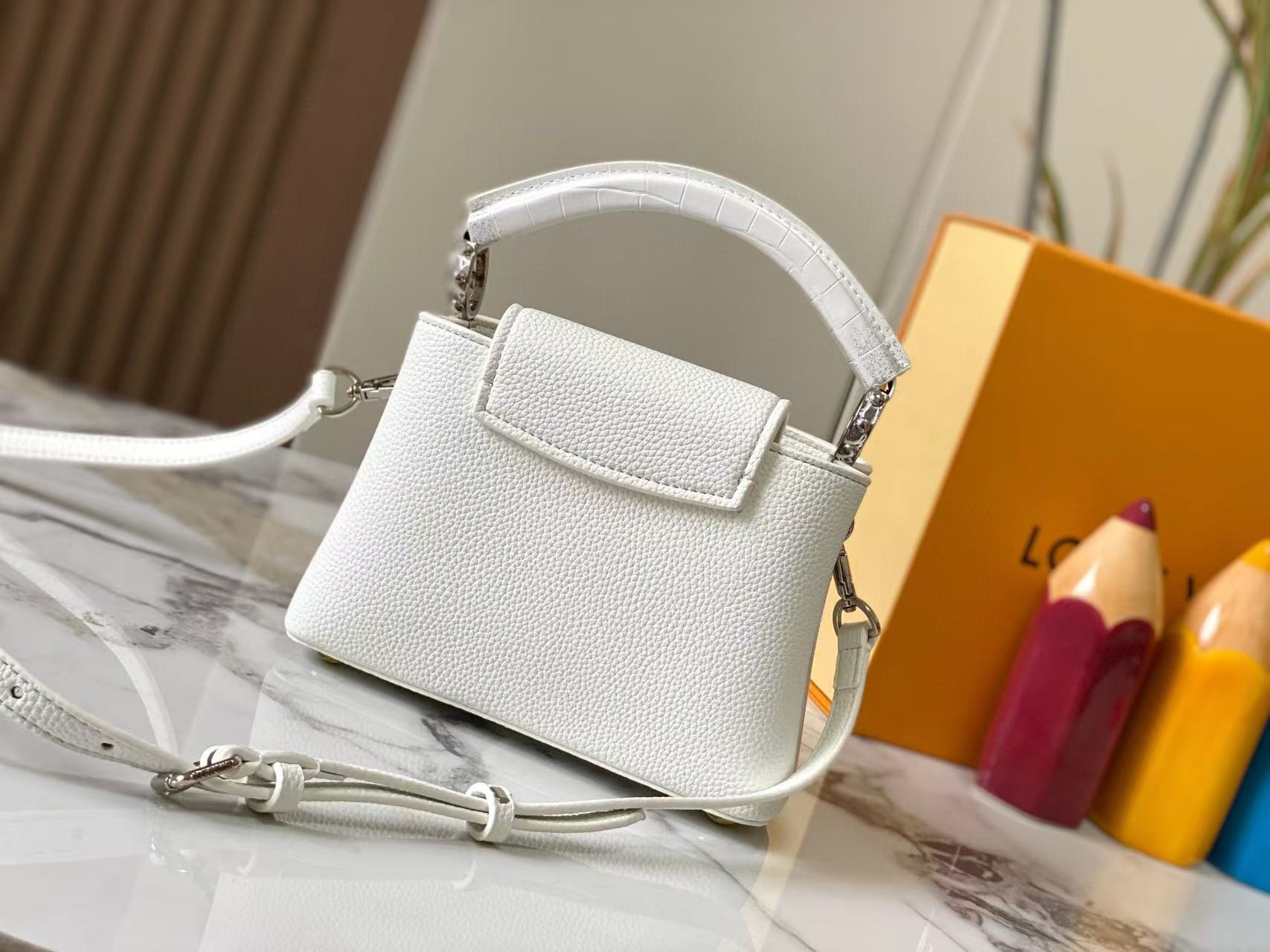 LV Capucinesハンドバッグ 【50％割引+送料無料】