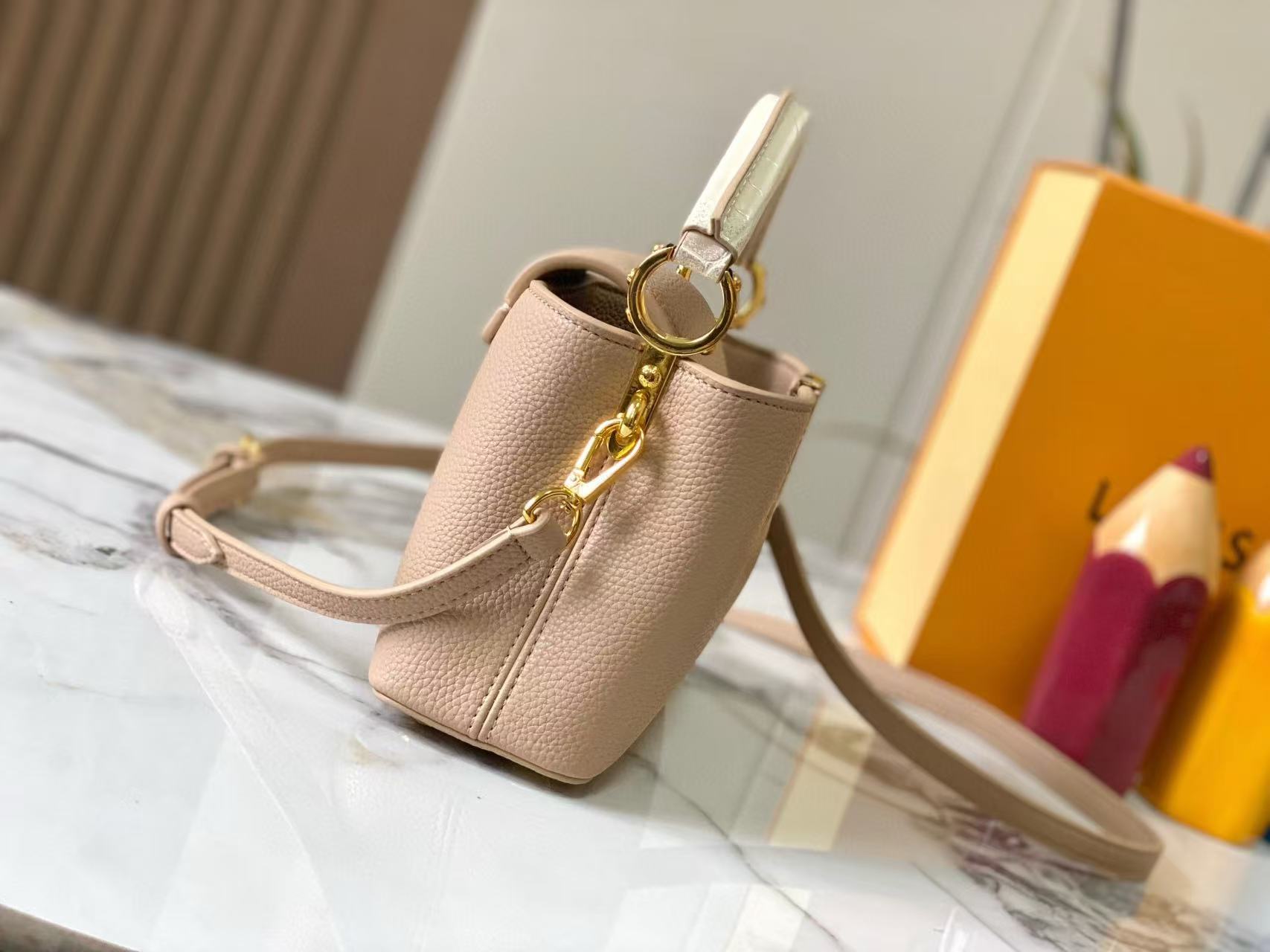 LV Capucinesハンドバッグ 【50％割引+送料無料】