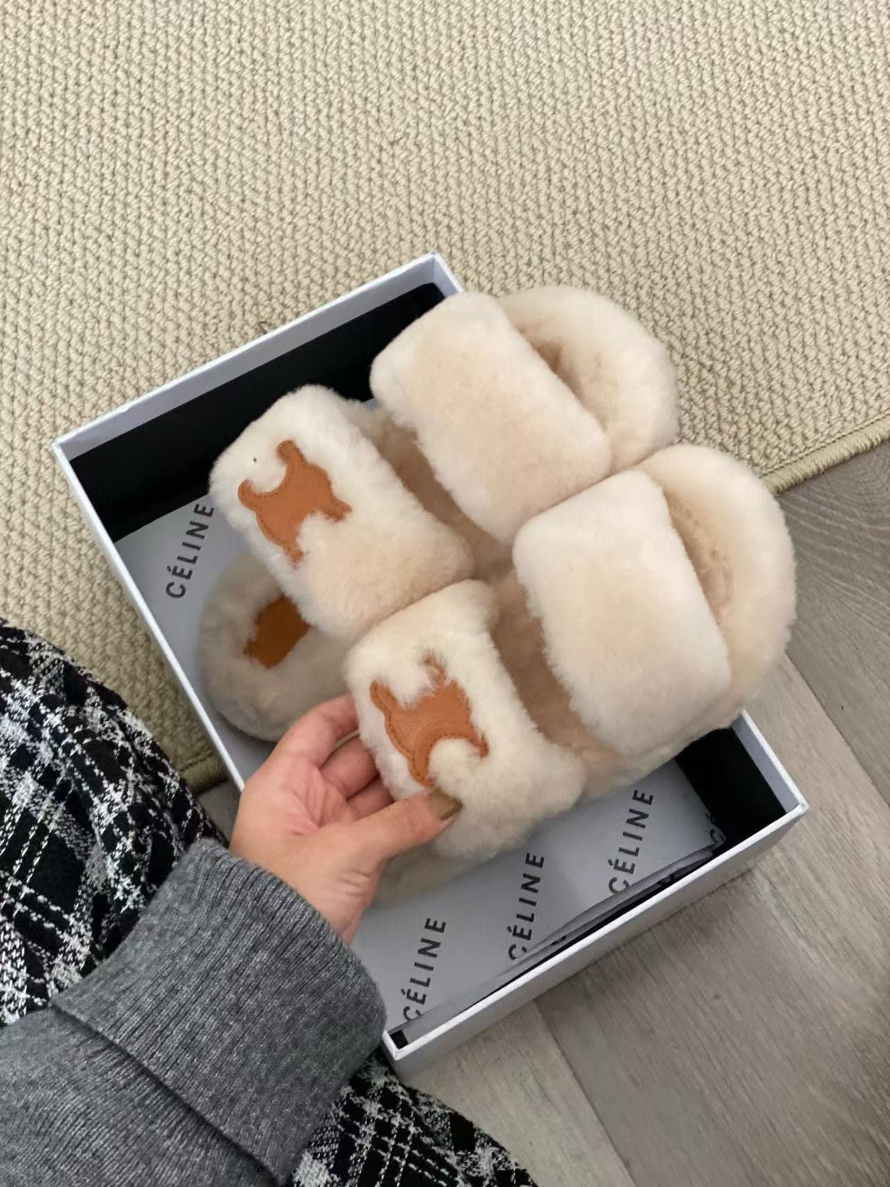 CEL1NE 高品質凱旋門毛皮スリッパ【50%割引+送料無料】