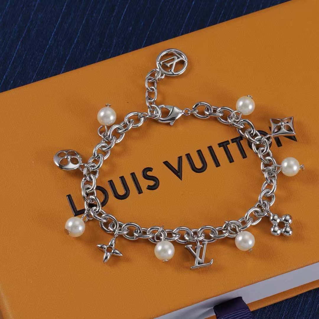 LV 四つ葉のクローバー パール ブレスレット【50％割引+送料無料】