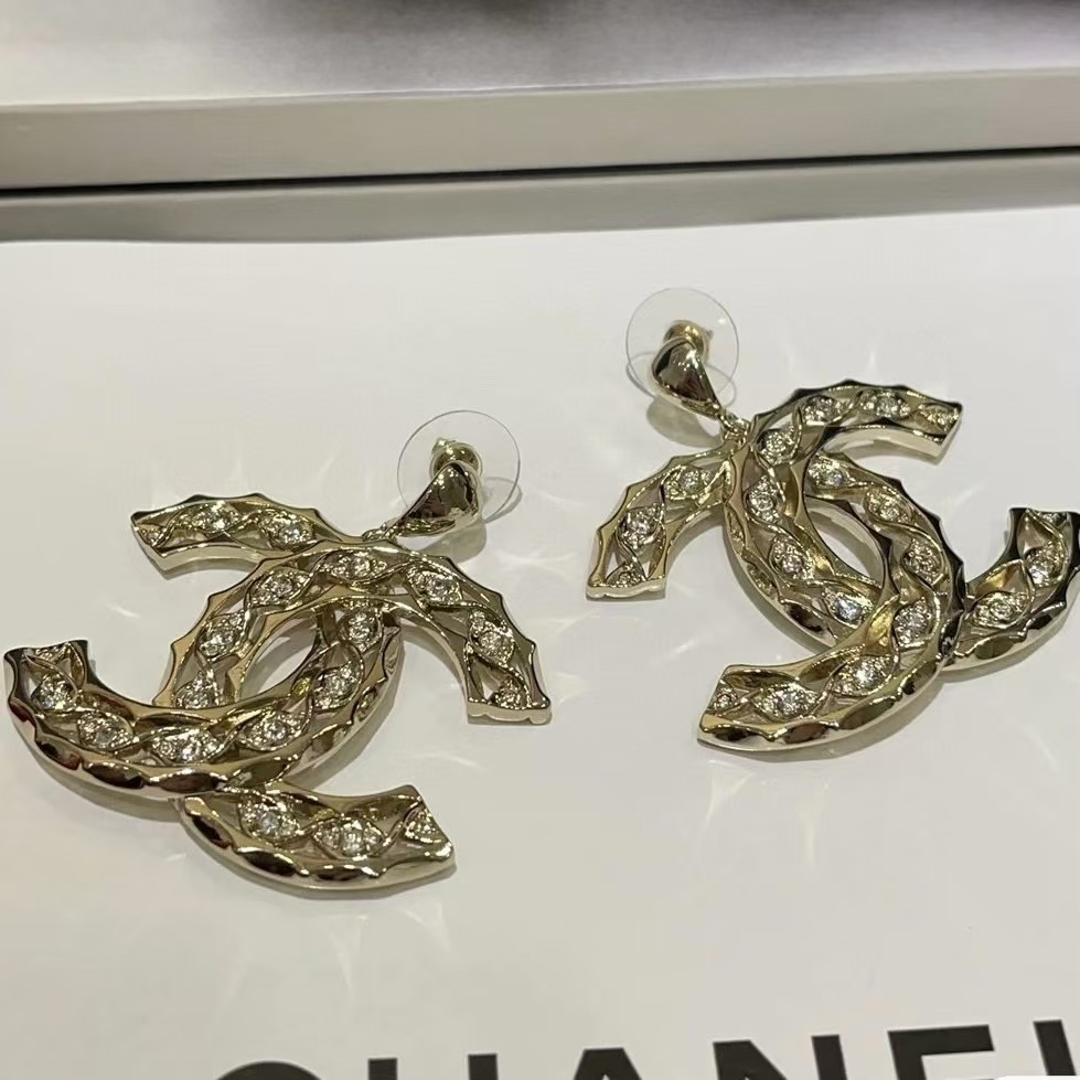 CHANE124B ライトゴールド中空ラインストーン ダブル C スタッド ピアス【50％割引+送料無料】