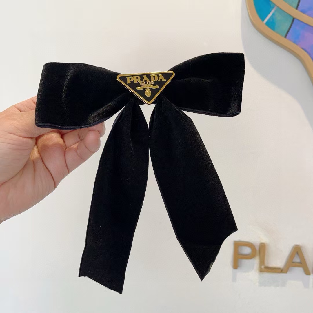 PR4DA ベルベット トライアングル ロゴ ヘアクリップ【50％割引+送料無料】