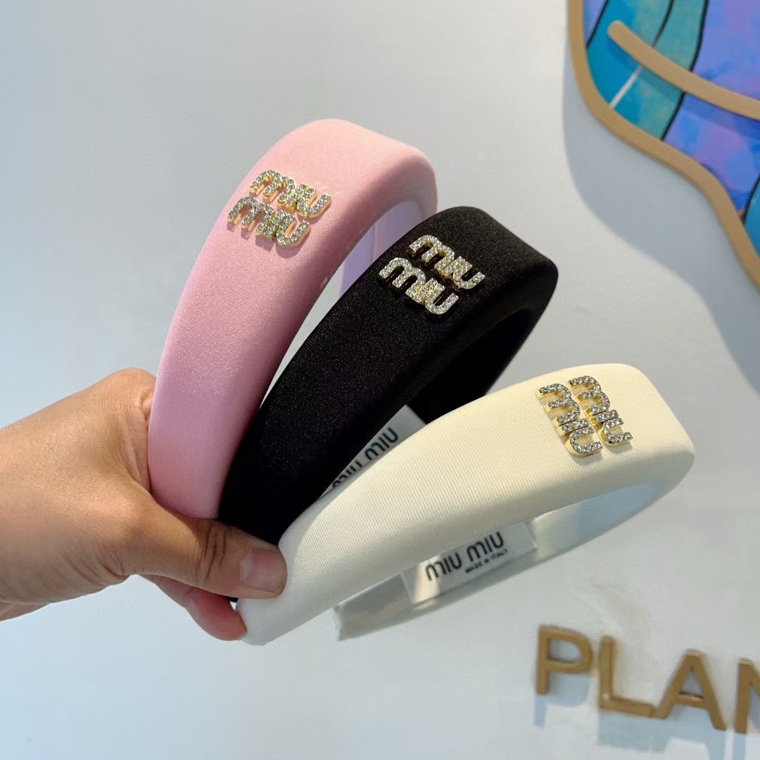 M1UM1U シンプルレターカチューシャ【50％割引+送料無料】