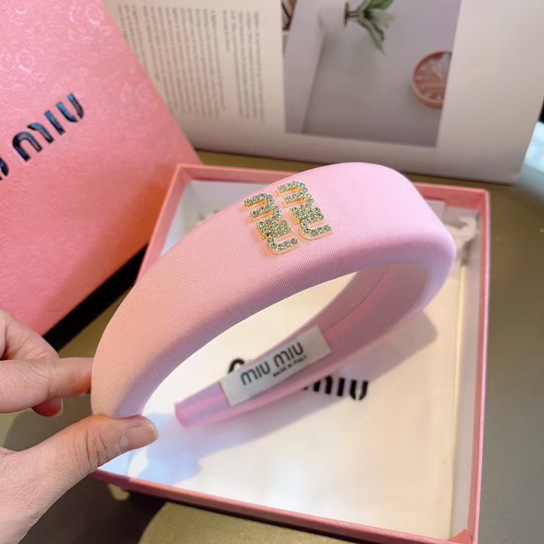 M1UM1U シンプルレターカチューシャ【50％割引+送料無料】