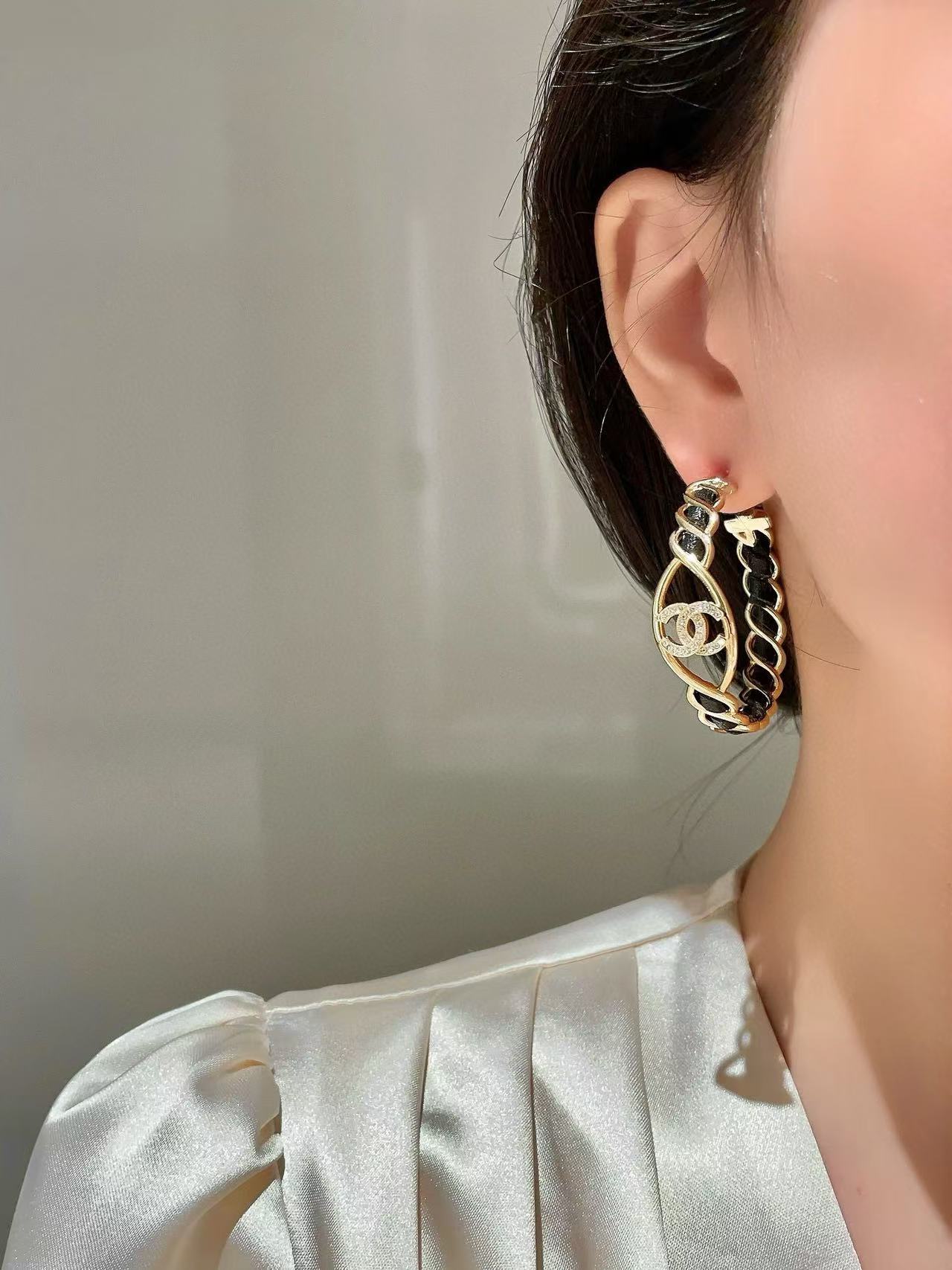 CHANE1 ラウンド レザー ダブル C イヤリング【50％割引+送料無料】