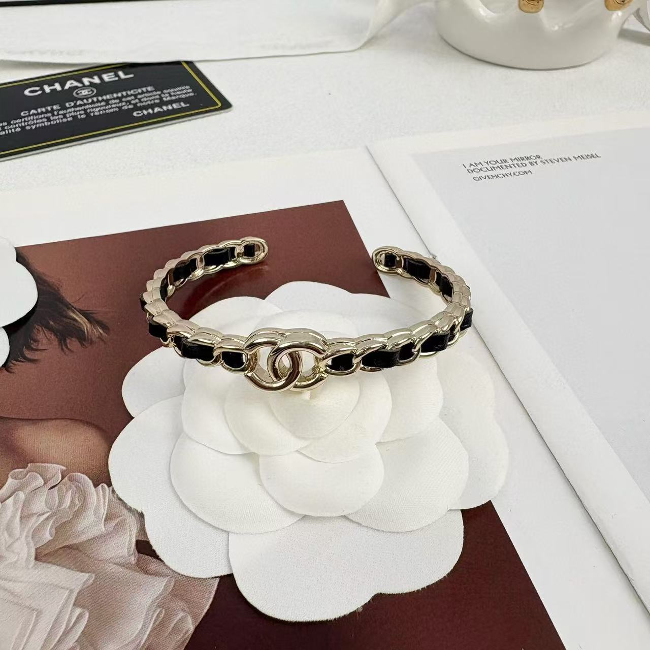 CHANE1 ライトゴールド クラシック レザー オープン ブレスレット【50％割引+送料無料】