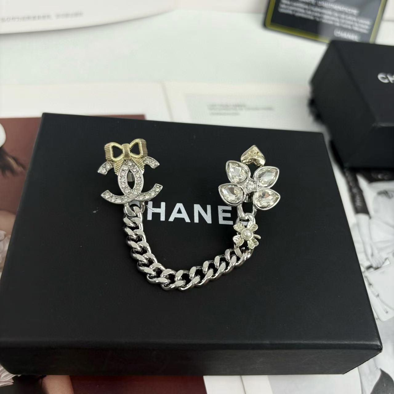 CHANE1 ボウ ダブルC チェーン ダイヤモンド ブローチ【50％割引+送料無料】