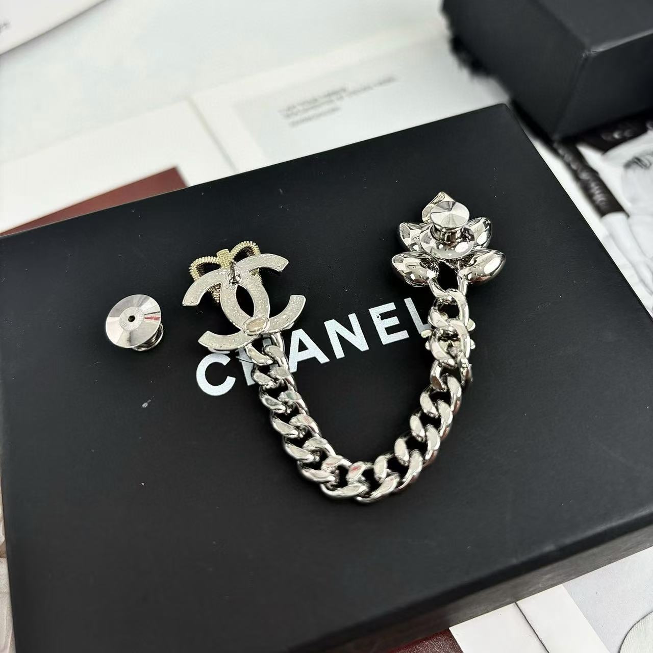 CHANE1 ボウ ダブルC チェーン ダイヤモンド ブローチ【50％割引+送料無料】