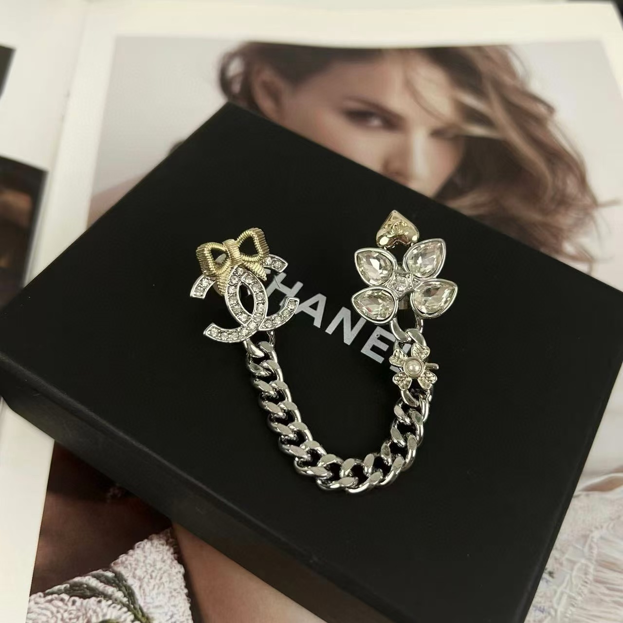 CHANE1 ボウ ダブルC チェーン ダイヤモンド ブローチ【50％割引+送料無料】