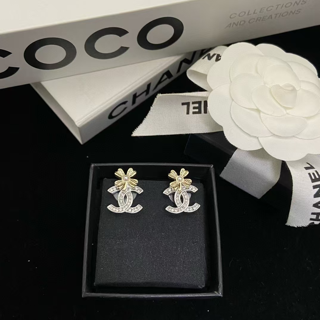 CHANE1 フォーフラワーパールスタッドピアス【50％割引+送料無料】