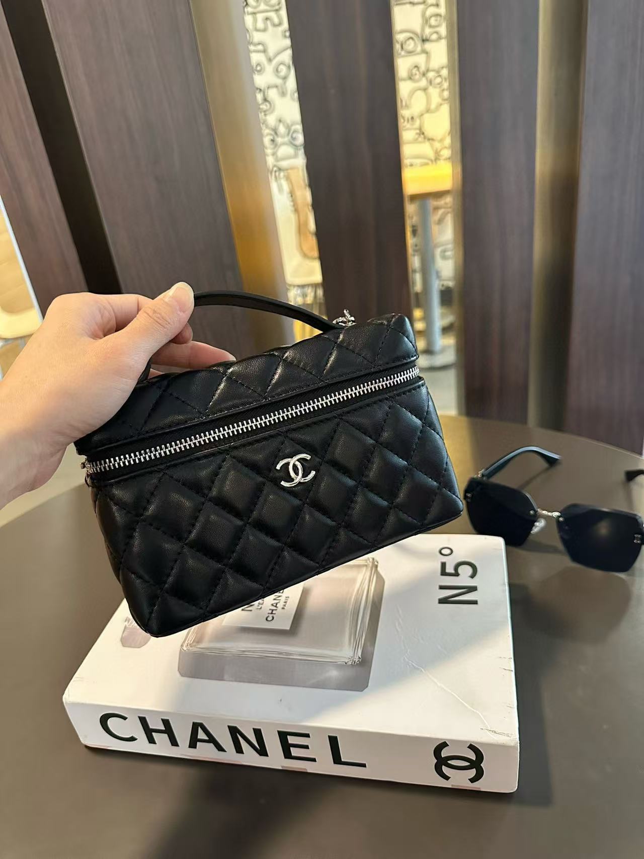 CHANE1 チェーンジッパーハンドバッグ【50％割引+送料無料】