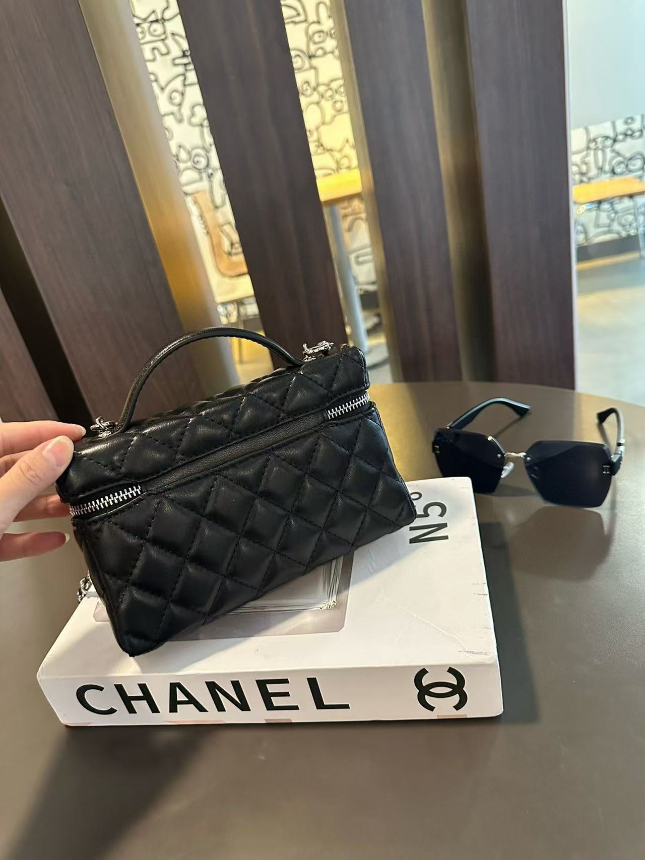 CHANE1 チェーンジッパーハンドバッグ【50％割引+送料無料】
