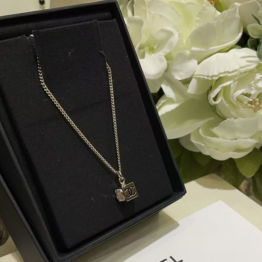 CHANE1 エナメル ダブルC スクエア ダイヤモンド ダイス ネックレス【50％割引+送料無料】