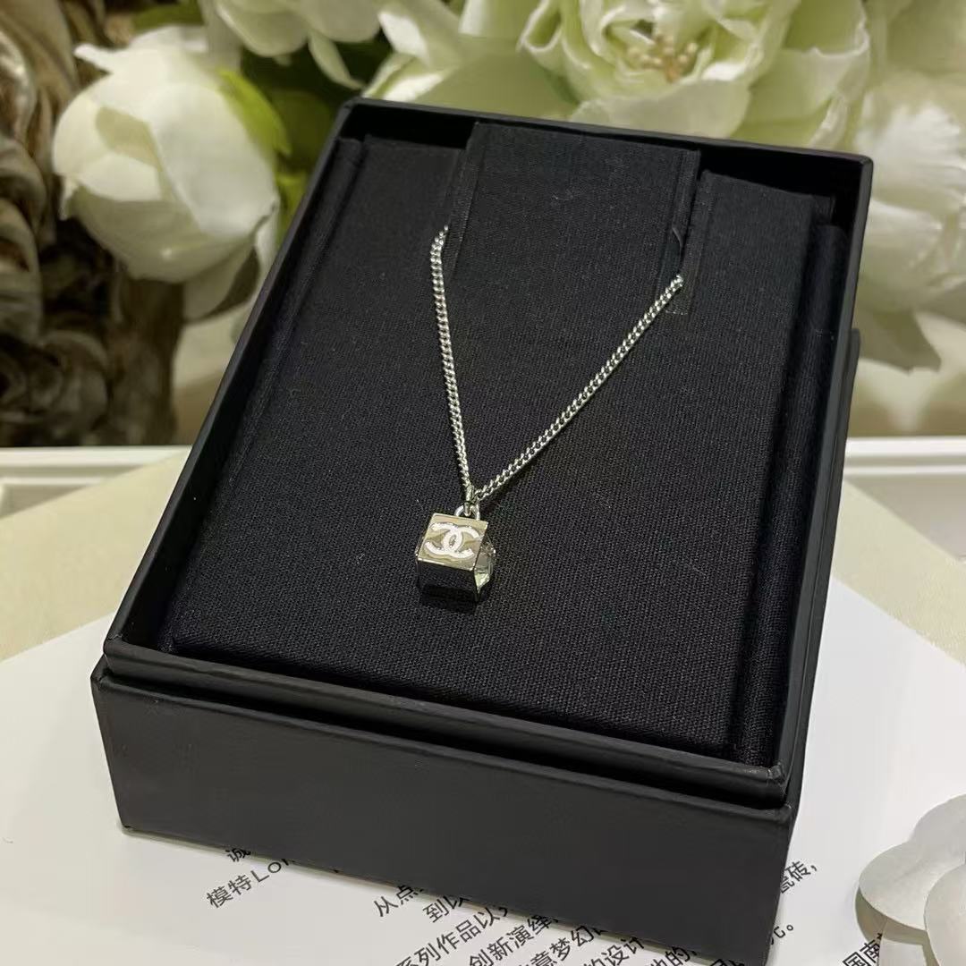 CHANE1 エナメル ダブルC スクエア ダイヤモンド ダイス ネックレス【50％割引+送料無料】