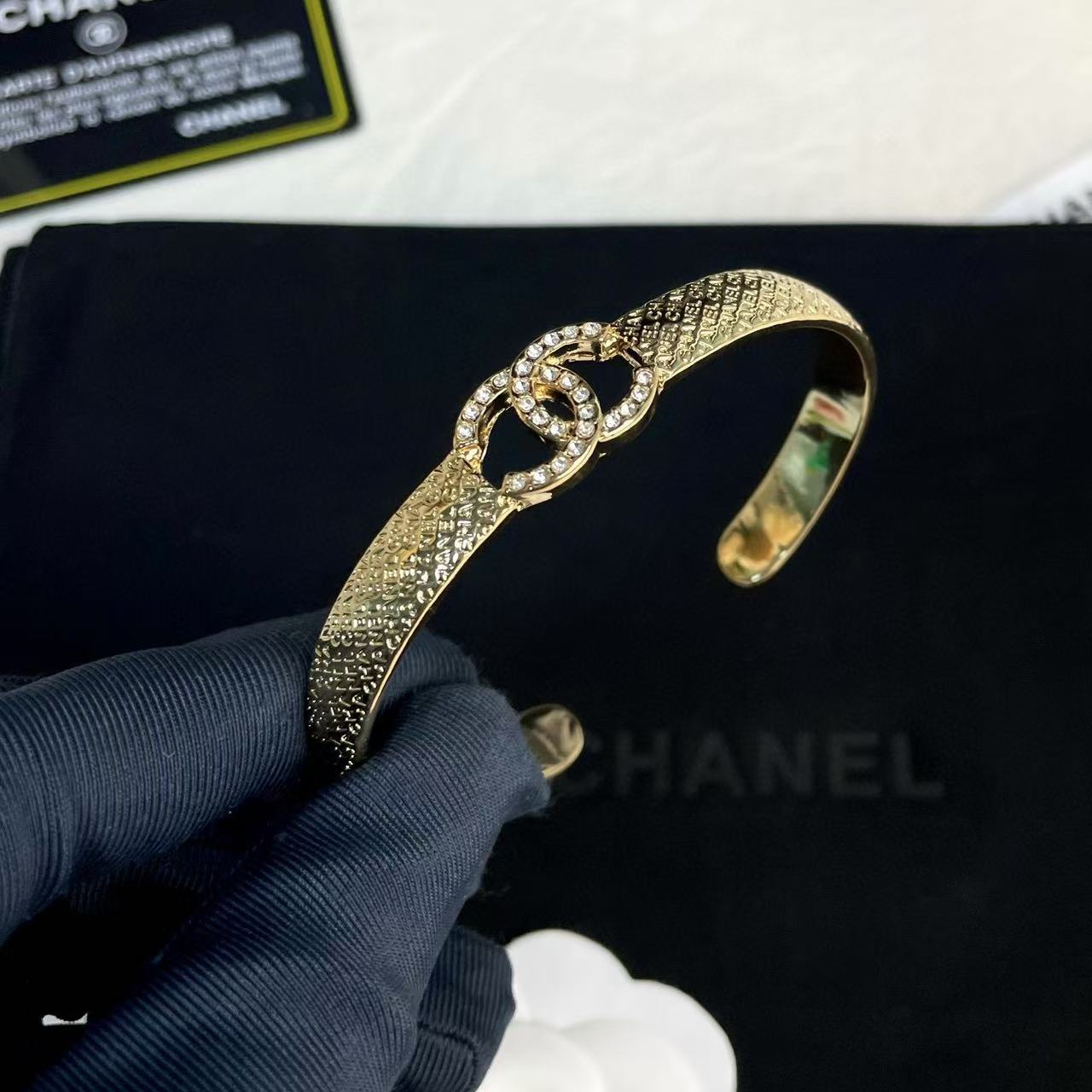 CHANE1 エンボスレター ダブル C ダイヤモンド ブレスレット【50%割引+送料無料】