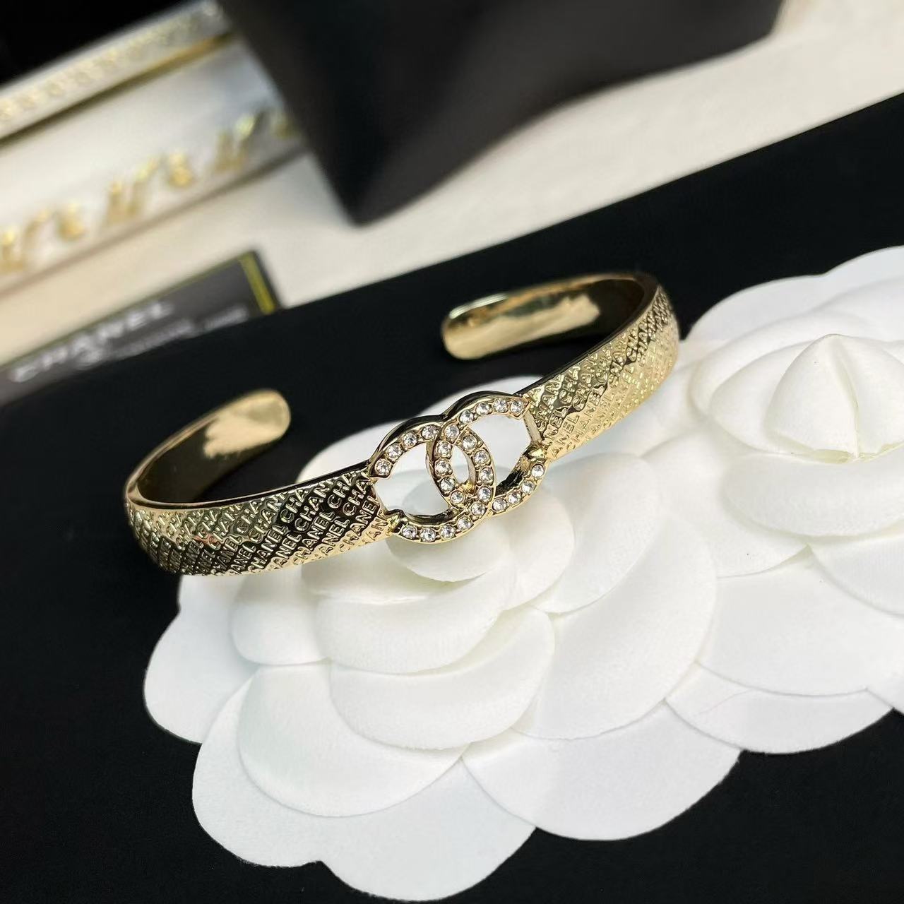 CHANE1 エンボスレター ダブル C ダイヤモンド ブレスレット【50%割引+送料無料】