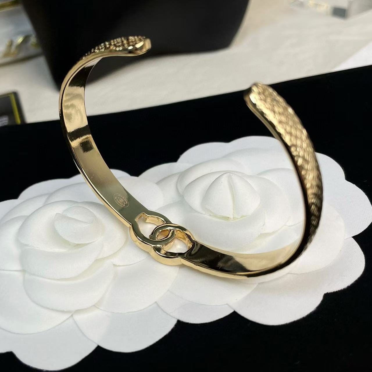 CHANE1 エンボスレター ダブル C ダイヤモンド ブレスレット【50%割引+送料無料】