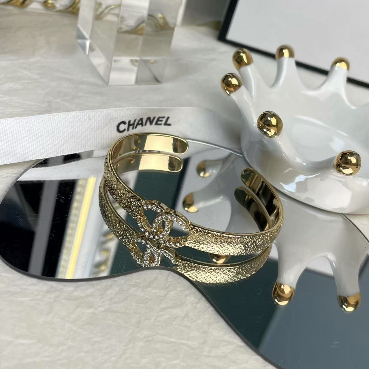 CHANE1 エンボスレター ダブル C ダイヤモンド ブレスレット【50%割引+送料無料】